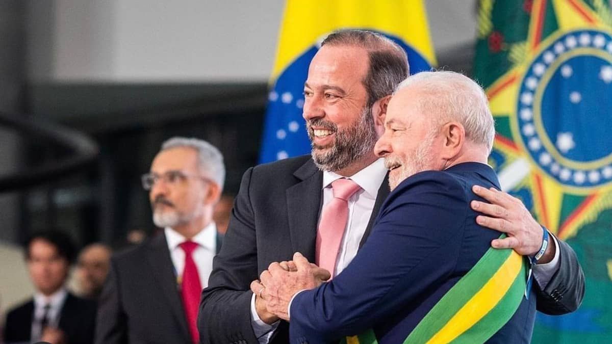 Lula prestigia Silveira e vai ao Ministério discutir política energética e mistura do Diesel 