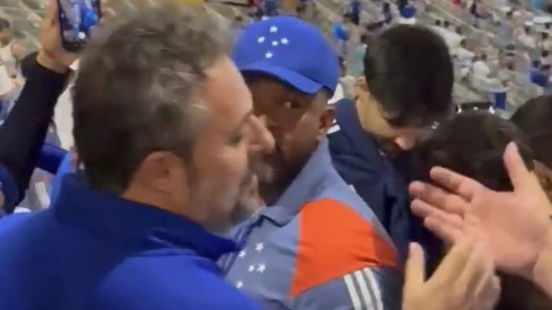 CEO do Cruzeiro vai à arquibancada do Mineirão e atende torcida; assista