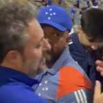 CEO do Cruzeiro vai à arquibancada do Mineirão e atende torcida; assista