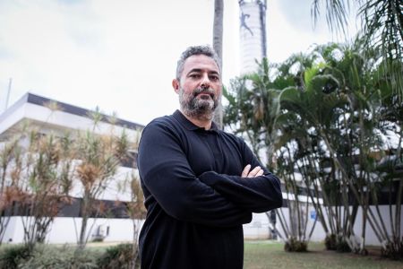 Alexandre Mattos em imagem de anúncio como novo executivo de futebol do Santos