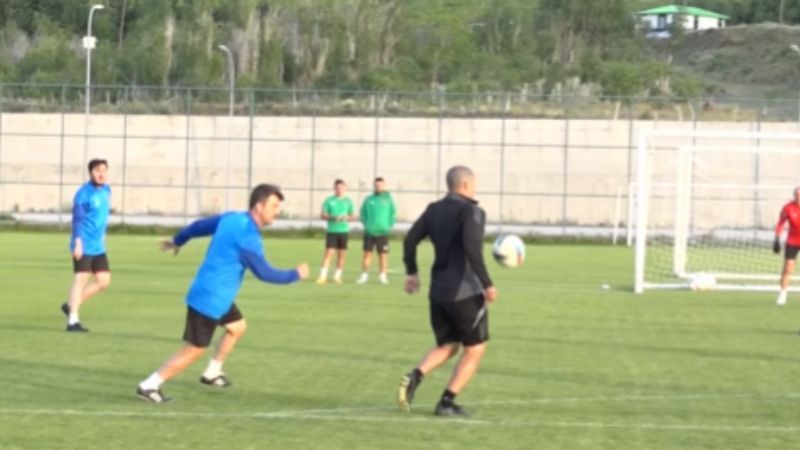 Ídolo do Cruzeiro, Alex dá dribles desconcertantes em 'pelada' na Turquia; assista