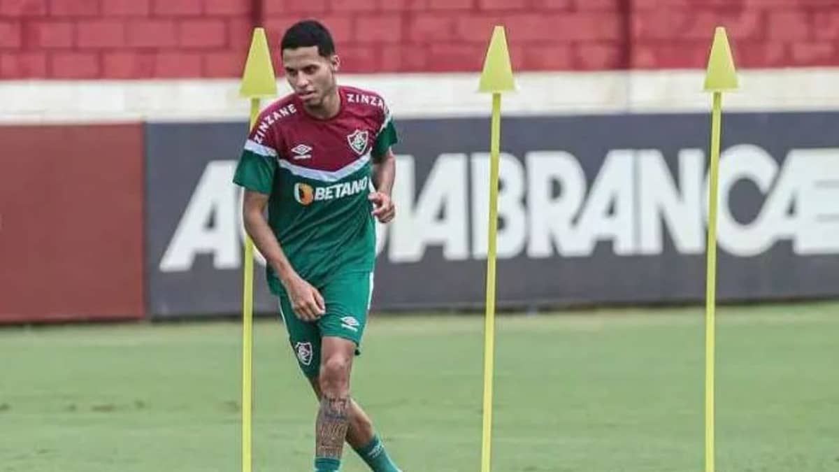 Fernando Diniz terá de volta Alexsander, um dos pilares do Fluminense
