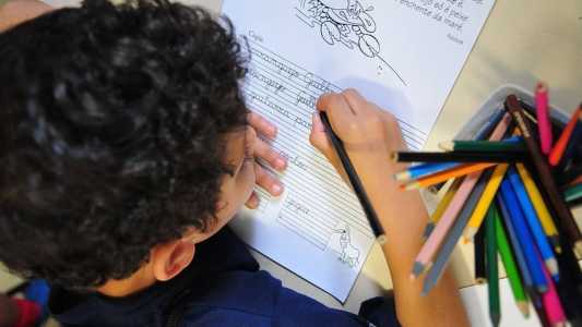 Alfabetização no tempo adequado melhora desempenho de alunos na trajetória escolar