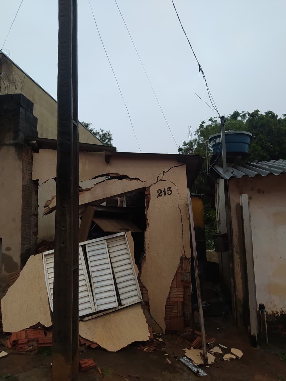 Chuva provoca desabamentos de casa e muros em Alfenas