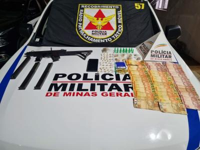 Homens foram flagrados com uma submetralhadora, 40 pedras de crack e outros itens.