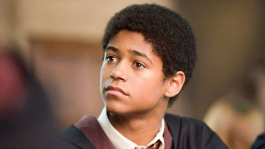 Alfred Enoch participou da saga 'Harry Potter' no cinema durante a adolescência e protagonizou filme dirigido por Lázaro Ramos