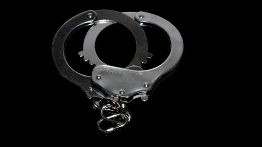 Foto mostra par de algemas