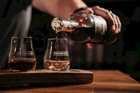 Imagem ilustrativa de bebida alcoólica sendo colocada em copos