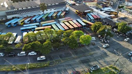 Alguns motoristas não tiraram os ônibus da garagem