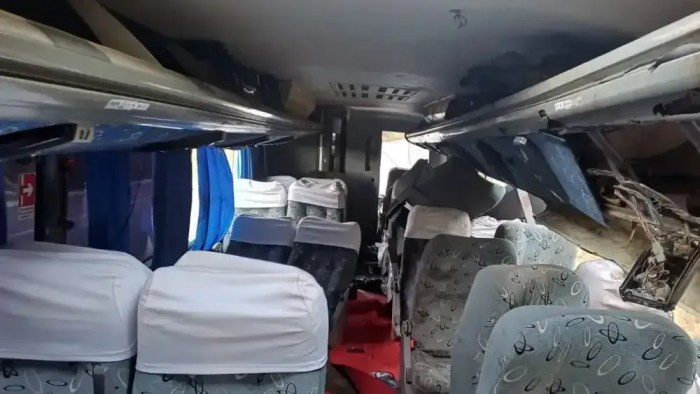 Alguns passageiros foram jogados para fora do ônibus no acidente