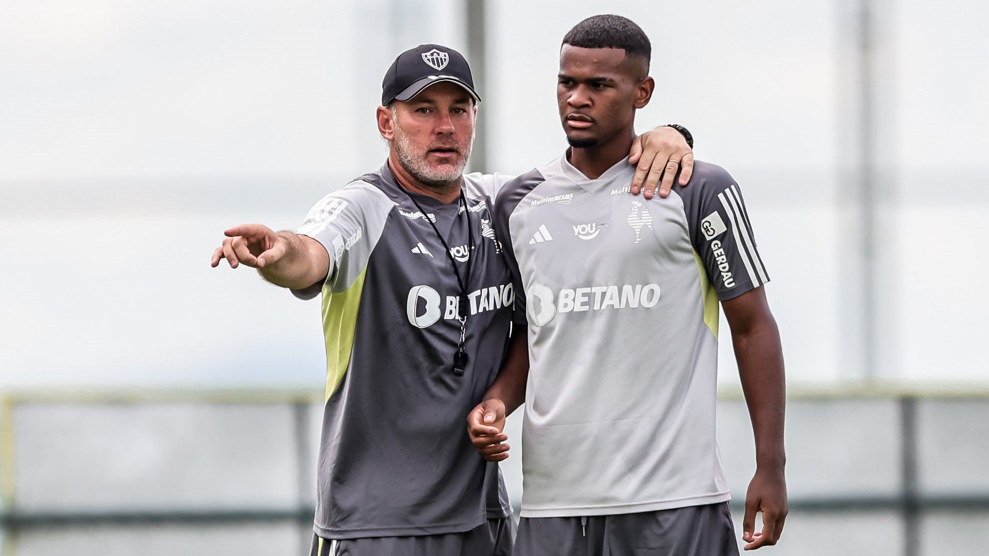 Gosta da base? Milito revela se utilizará Alisson e Rubens no Atlético