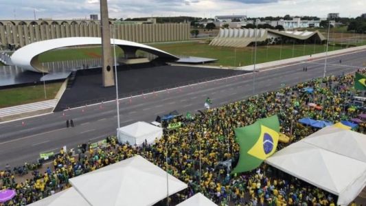 Aliados de Bolsonaro continuam acampados em frente ao QG do Exército em Brasília