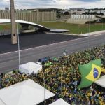 Aliados de Bolsonaro tentam invadir área do Exército em Brasília e são barrados