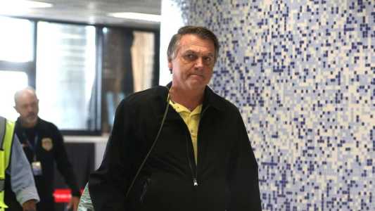 Aliados defendem que Bolsonaro insista em candidatura mesmo inelegível.