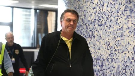 Aliados defendem que Bolsonaro insista em candidatura mesmo inelegível.