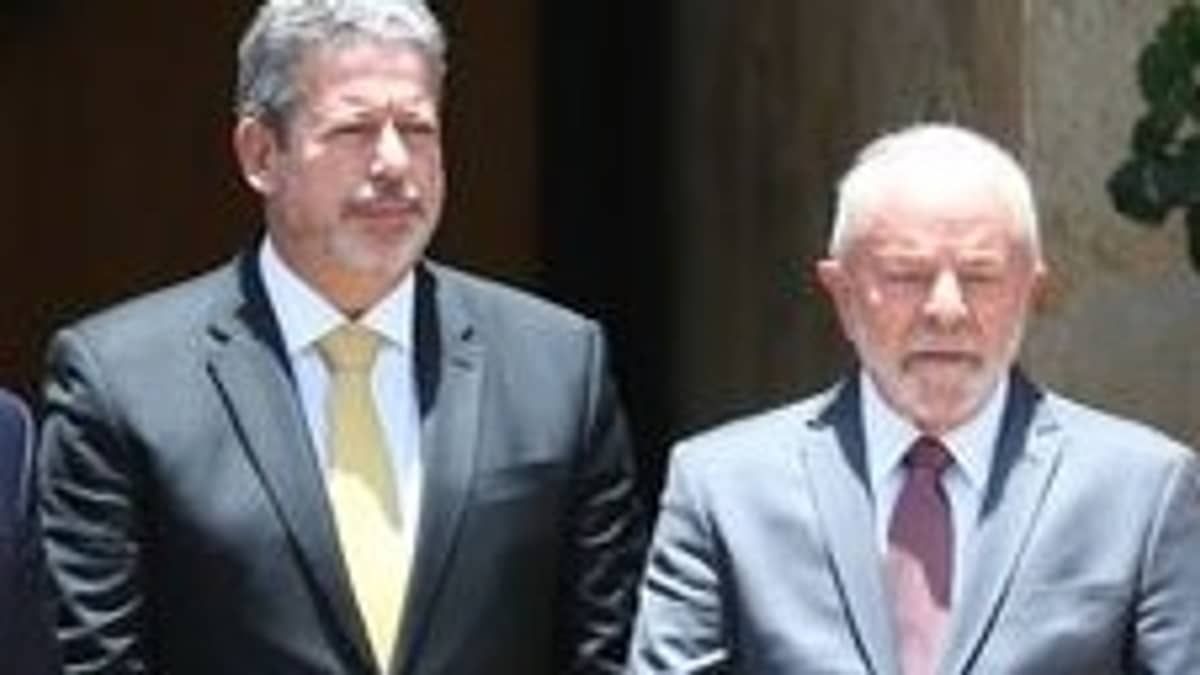 Lula e Lira conversam sobre reforma ministerial por telefone, relatam aliados