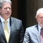 Lula e Lira conversam sobre reforma ministerial por telefone, relatam aliados