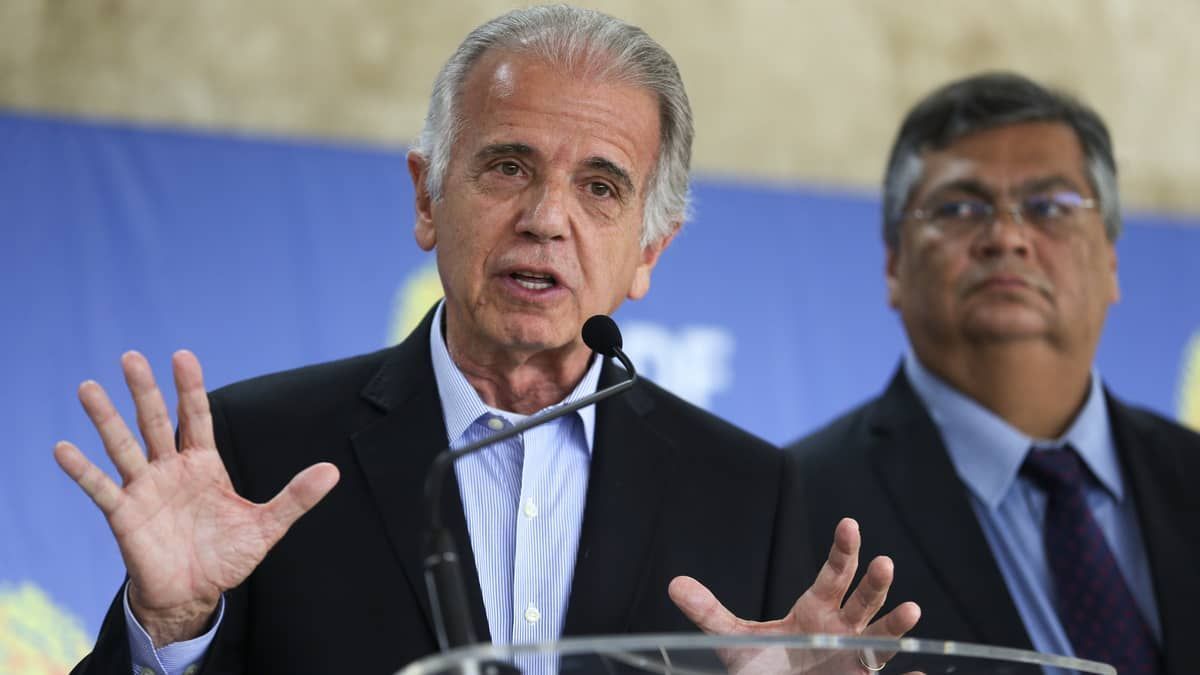 'Fogo amigo', diz ministro da Defesa sobre pedidos de aliados por sua demissão