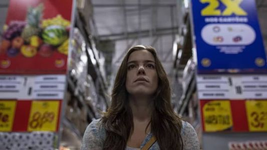 Alice Wegmann como Carolina em Justiça 2