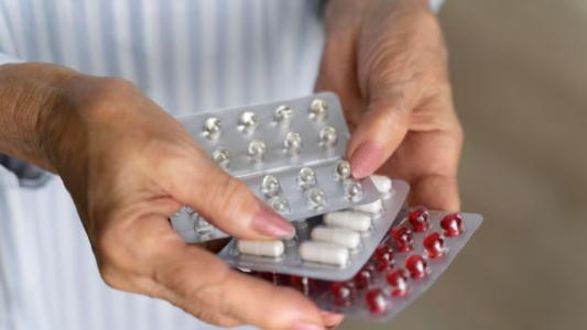 Interações medicamentosas podem ocorrer de forma intencional, de forma a potencializar os benefícios de um remédio ou de forma acidental, o que pode trazer prejuízos