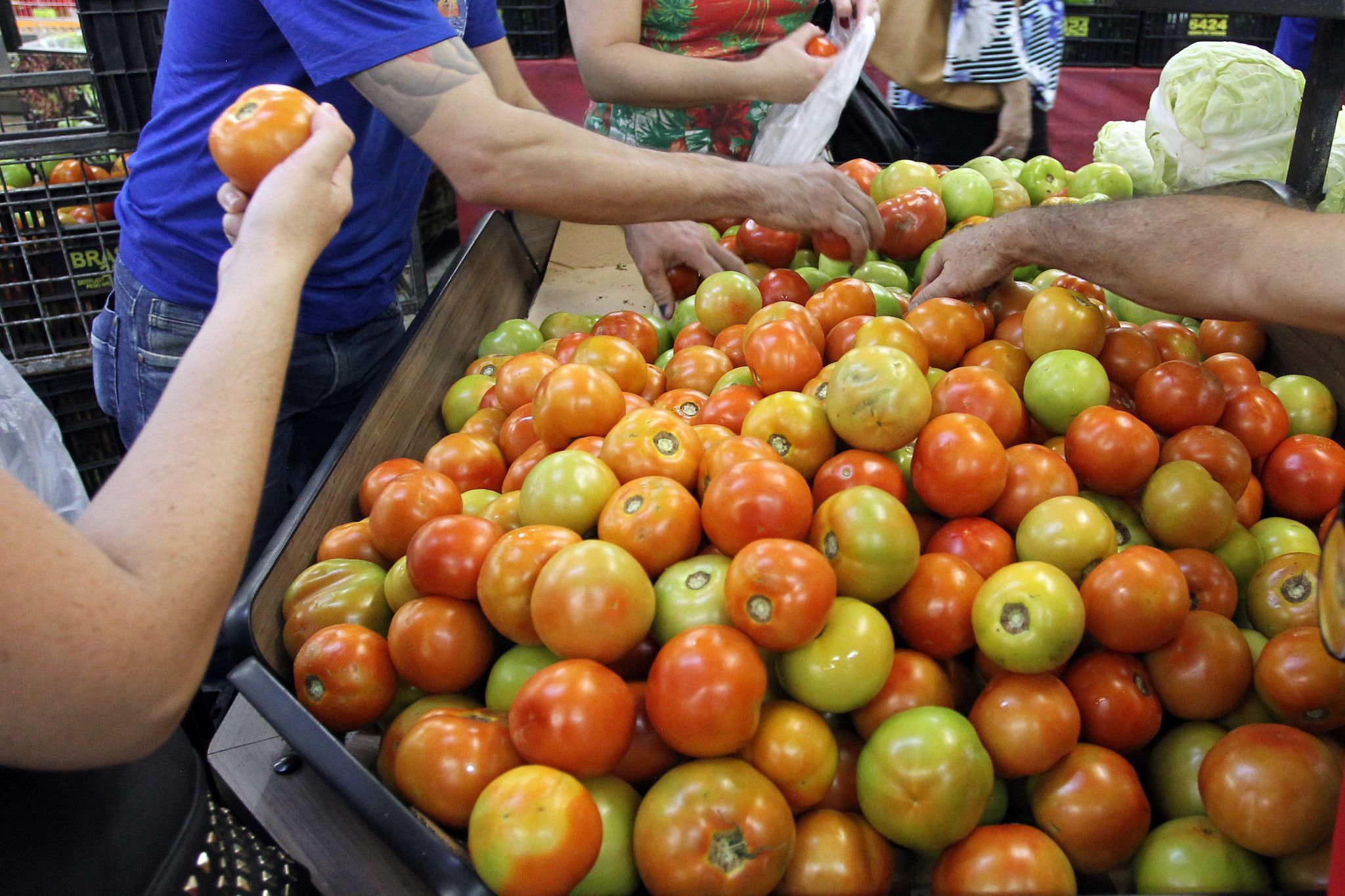 Alimentos seguem ficando mais baratos, aponta prévia da inflação