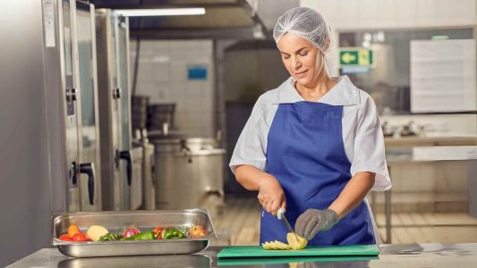 “É preciso lembrar que as bactérias se proliferam mais no calor e isso exige cuidados redobrados com a higiene”.