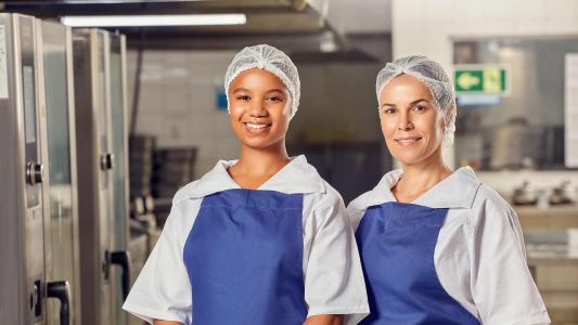 “É preciso lembrar que as bactérias se proliferam mais no calor e isso exige cuidados redobrados com a higiene”.