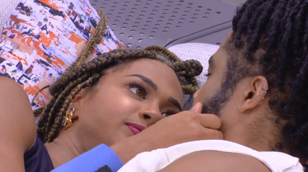 Aline repara mudança em visual de Diogo e elogia ator em meio à carícias: 'Bonitona'
