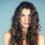 Alinne Moraes posta foto ousada de topless e recebe alerta de rede social