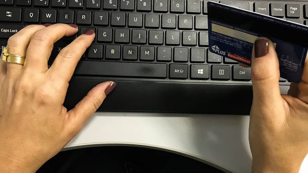 Consumidor deve pagar por taxação de compras vindas da China, diz especialista