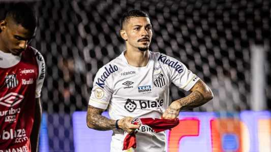 Alison falou sobre o clima interno no Santos