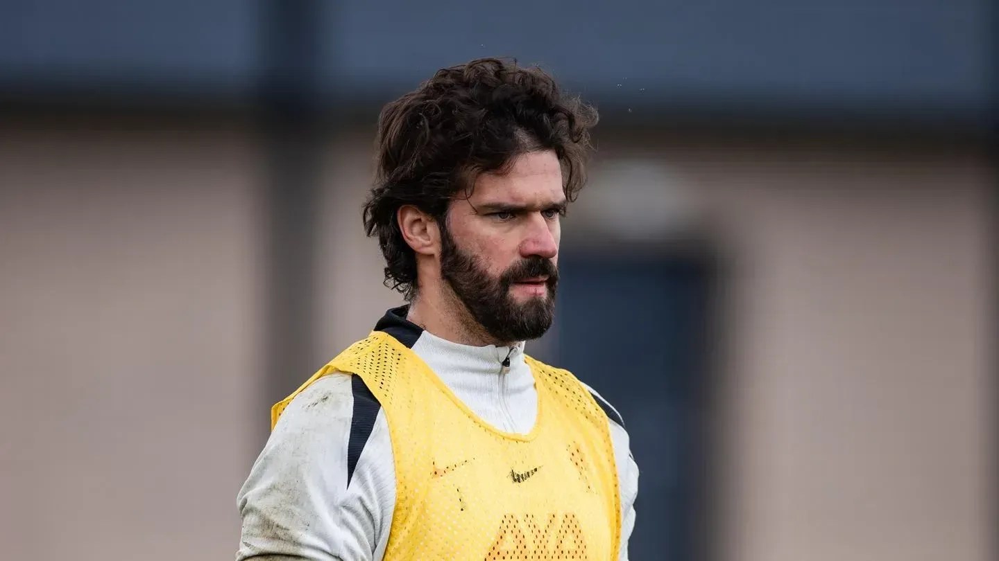 Campeão com Liverpool, Alisson revela apoio de Ancelotti e Guardiola após perda do pai