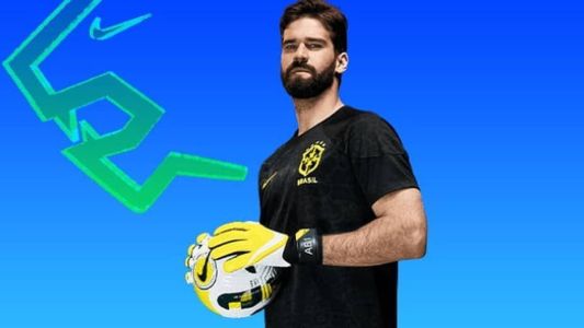 Alisson com a camisa preta que os jogadores de linha usarão em amistoso contra Guiné