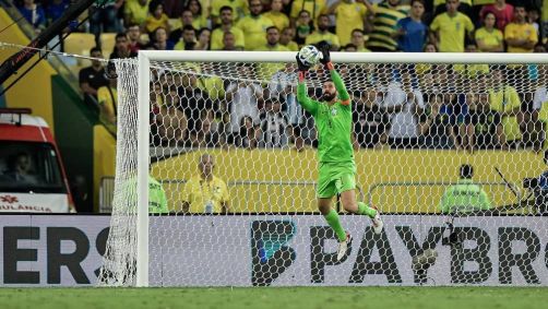 Alisson faz defesa em jogo do Brasil contra a Argentina, no Maracanã