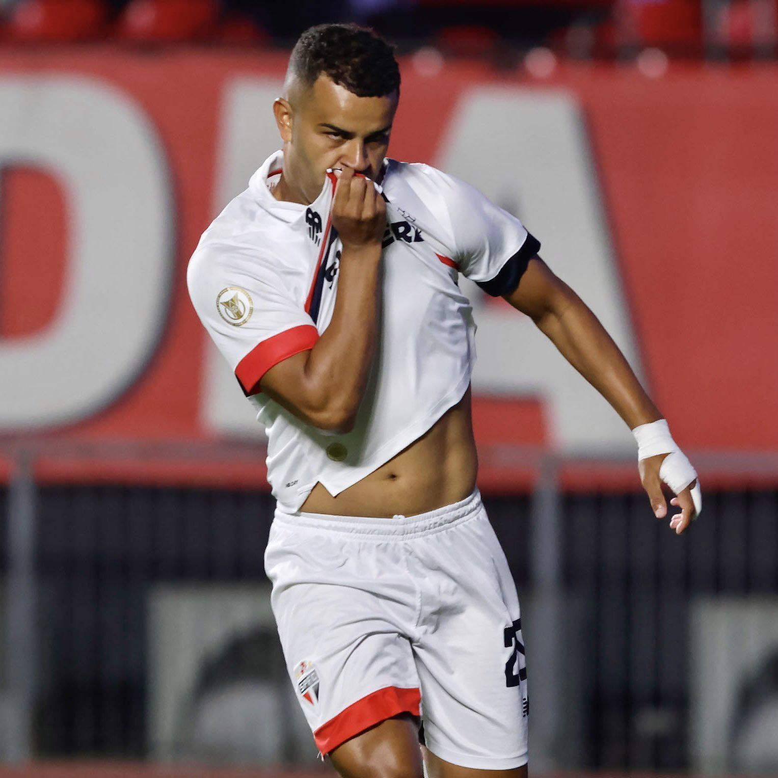 Corinthians e São Paulo vivem impasse por transferência de Alisson