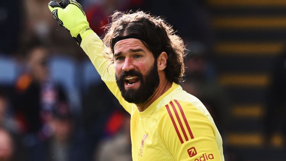 Ex-Inter, Alisson reage a torcedor com boné do Grêmio antes de jogo do Liverpool
