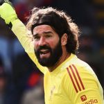 Ex-Inter, Alisson reage a torcedor com boné do Grêmio antes de jogo do Liverpool