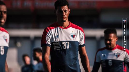 Alix Vinícius, zagueiro de 23 anos emprestado pelo Fortaleza ao Atlético-GO