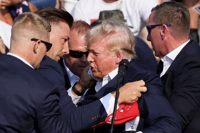 Trump pede união e incita apoiadores a não 'permitirem que o mal vença' após atentado