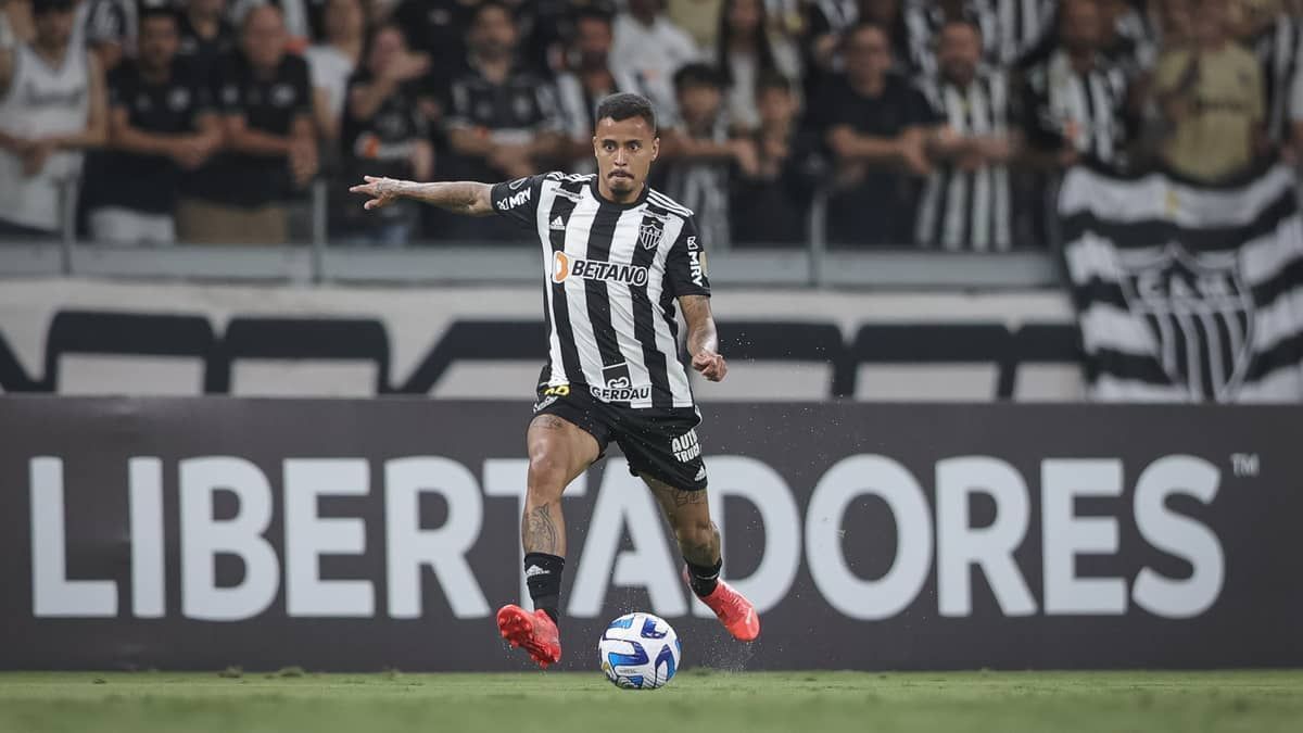 Atlético confirma lesão por estresse na coluna de Allan