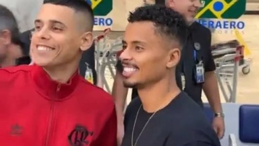 Allan também atendeu torcedores na chegada ao Rio de Janeiro