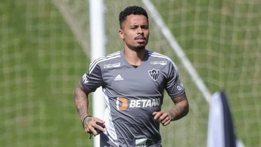 Allan, volante do Atlético, durante corrida em campo no treino desta quinta-feira (15)