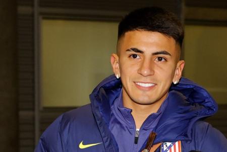 Thiago Almada em viagem para jogo do Atlético de Madrid-ESP na temporada 2025/2026