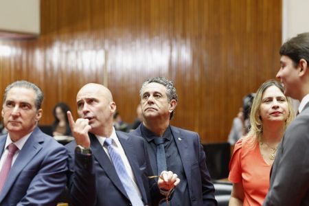 Os governistas João Magalhães (MDB), Gustavo Valadares (PSD), Doutor Paulo (PRD) e Cássio Soares (PSD) e a oposicionista Beatriz Cerqueira (PT) no plenário da ALMG na quarta-feira (8)