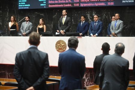 Deputados em início da reunião de plenário na tarde desta terça-feira (25)