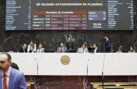 Deputados aprovaram, em 1º turno, projeto que prevê passagem gratuita para mulheres vítimas de violência