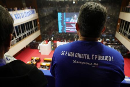 Na galeria, servidores da Copasa protestam contra o governador e contra a privatização da estatal.