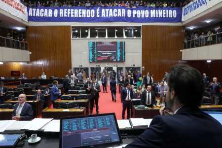 Em primeiro plano, de costas, Tadeu Martins Leite (MDB), o presidente da Assembleia, comanda reunião notívaga no plenário