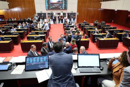Deputados conversam em plenário na reunião em que o 'Novo Detran' foi aprovado