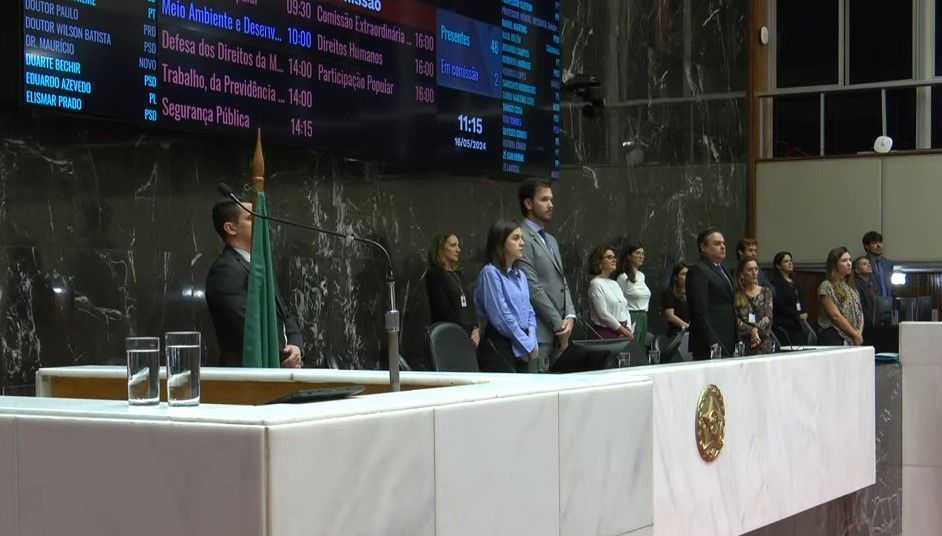 ALMG faz minuto de silêncio em homenagem aos jornalistas esportivos Antero Greco, Silvio Luiz e Apolinho